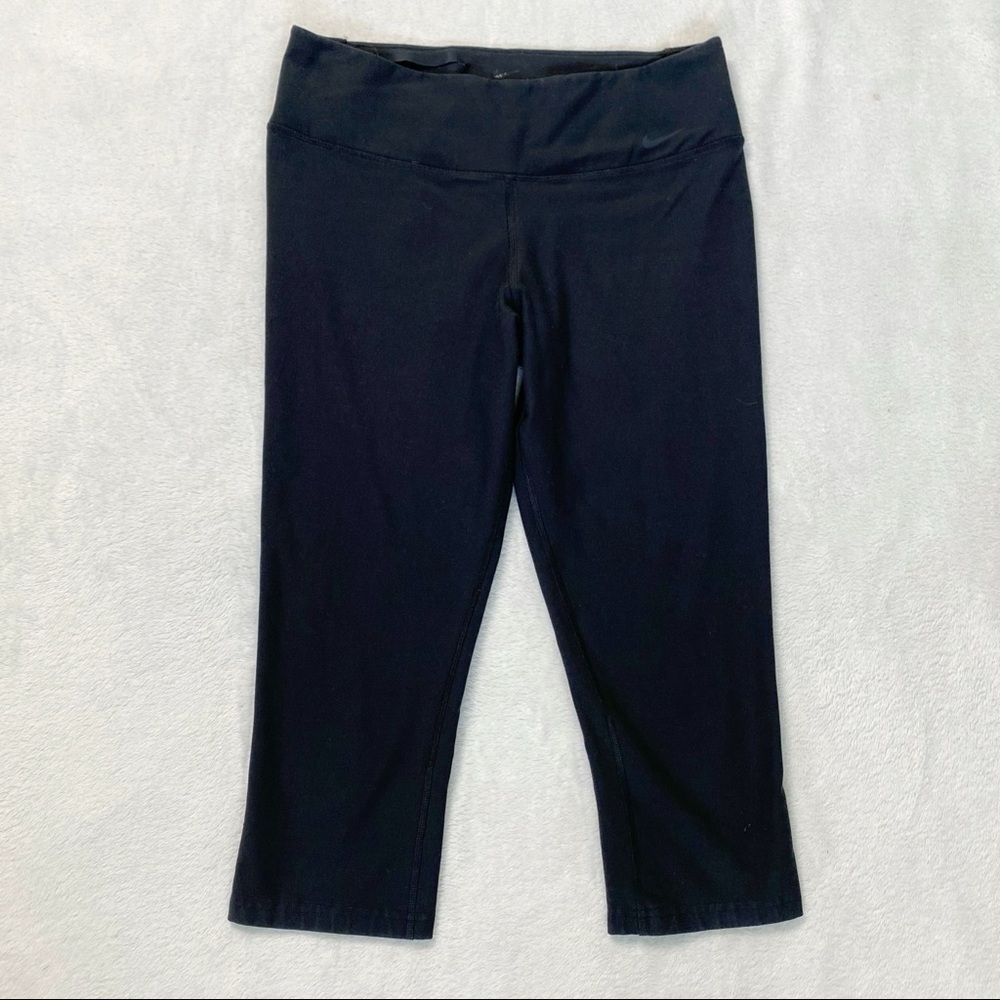 Nike dri-fit black cropped Capri leggings size medium